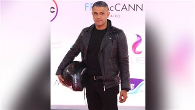 نكشف سر لوك آسر ياسين على السجادة الحمراء لمهرجان القاهرة