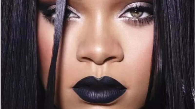 ريهانا بأحمر شفاه