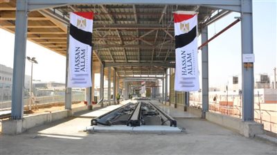 وزير الطيران المدني يتفقد مشروع المشاية الكهربائية بمطار القاهرة