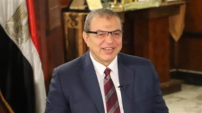 القوى العاملة توزِع 2600 شهادة 