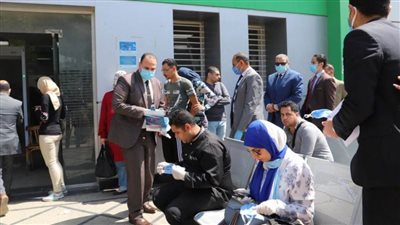 موجز الرابعة.. 2.26 مليون عامل يبدأون صرف المنحة الرئاسية غداً 