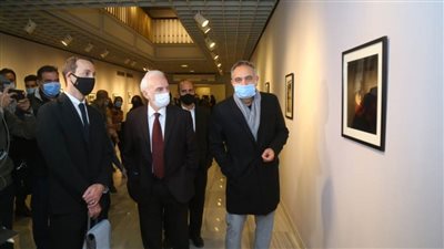 شاهد.. رئيس القاهرة السينمائي يفتتح معرض صور كواليس أفلام فيلليني