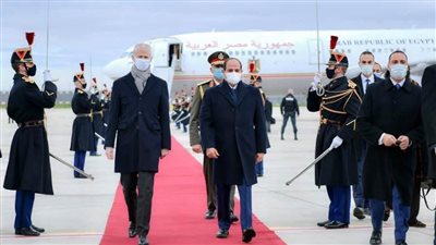 الرئيس السيسي يصل مطار أورلي بالعاصمة باريس (صور)