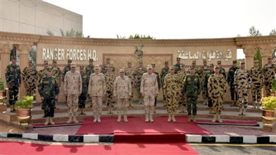 وزير الدفاع يلتقى عدداً من مقاتلى قوات الصاعقة والمظلات