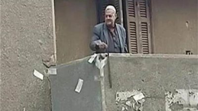 تفاصيل قيام شخص بإلقاء مبالغ مالية على المواطنين بالجيزة