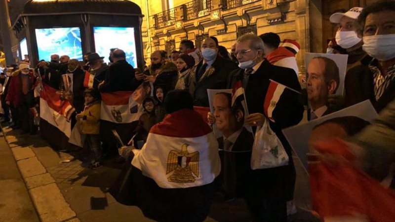 المصريون يلتحفون