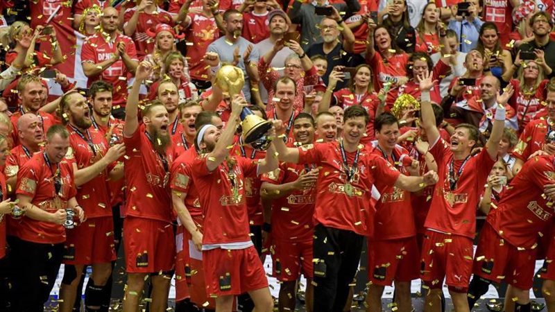 منتخب الدنمارك يتوج