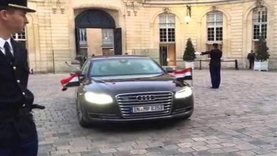 الرئيس السيسي يصل لمقر رئاسة الوزراء الفرنسية