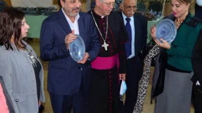 مادلبن طبر تفتتح معرضًا لخزف 