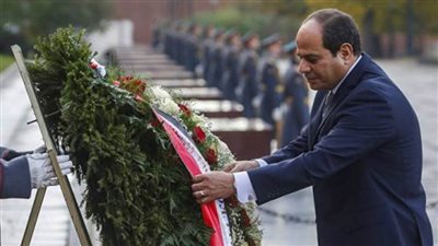 الرئيس السيسي يضع إكليلا من الزهور على قبر الجندي المجهول بميدان قوس النصر بباريس