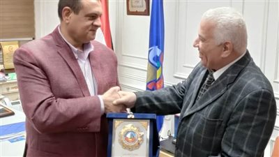 محافظ البحيرة يكرم الدكتور محمد سعد لجهوده المميزة فى إدارة العملية التعليمية