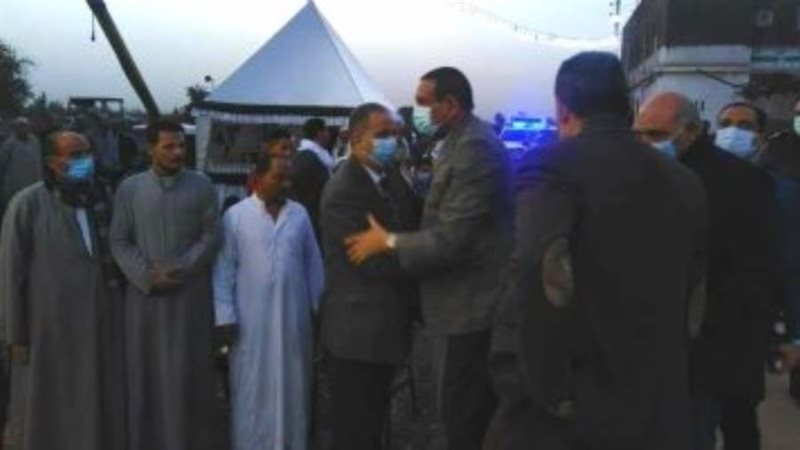 محافظ البحيرة يقدم