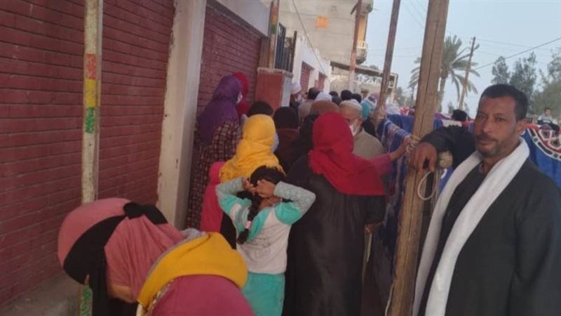 توافد الناخبين بقرية