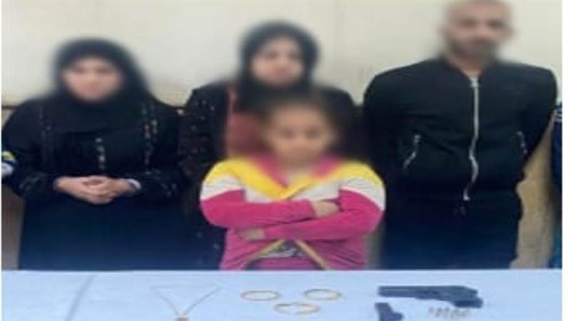 المتهمون وأمامهم