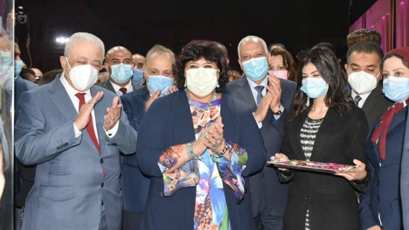 وزيرة الثقافة خلال