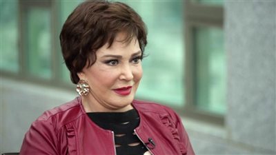 مخرج روسي يغازل لبلبة في القاهرة السينمائي.. والأخير: اوعى يكون فيها جوازة