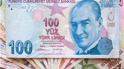 الليرة التركية تنخفض بعد احتمال فرض أمريكا عقوبات على أنقرة