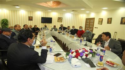 خبراء فى ندوة 