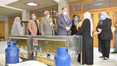 محافظ أسيوط يواصل توزيع مشروعات توليد الدخل ويسلم 13 فرنًا منزليًا للمرأة المعيلة