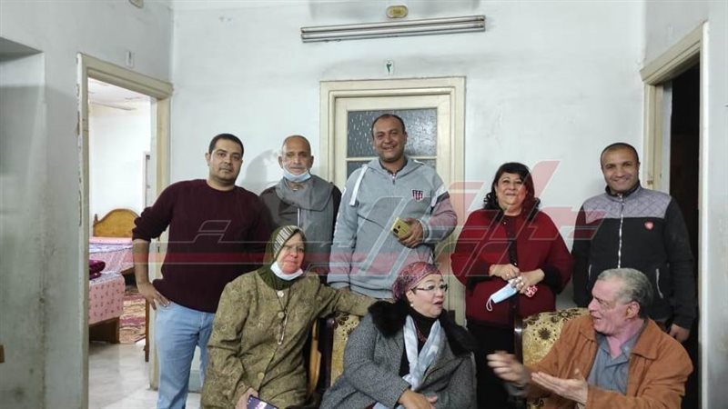 بائع المناديل ونجلته