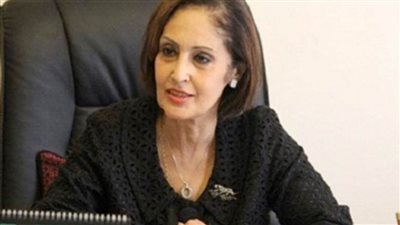 على طول البحر