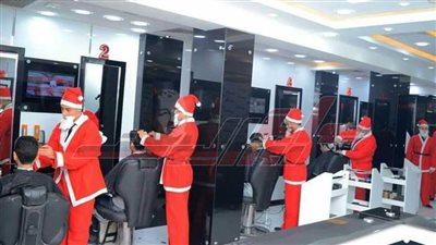 حلاقة على طريقة ”بابا نويل“.. هكذا يحتفل المنايفة بالكريسماس