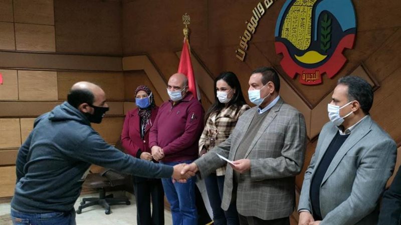 محافظ البحيرة يسلم