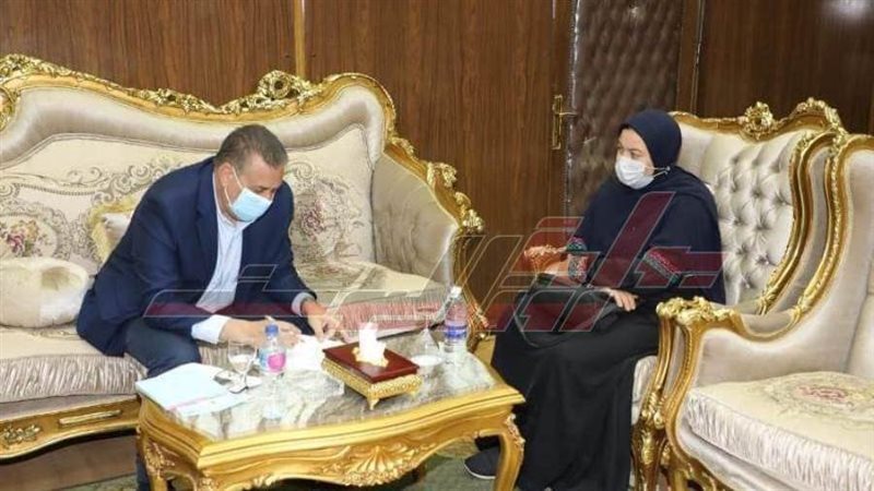 محافظ المنوفية وسيدة