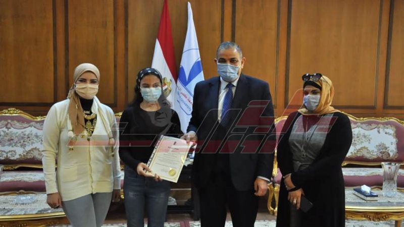 تكريم الطالبة الحاصلة