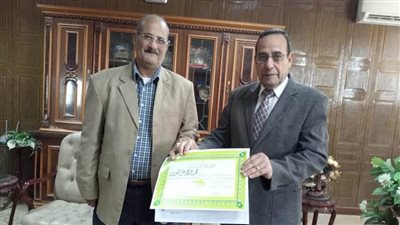 محافظ شمال سيناء يكرم كبير مصوري المحافظة لبلوغه السن القانونية