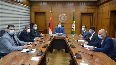 محافظ الدقهلية يستعرض آليات تنفيذ منظومة جمع القمامة من المنبع