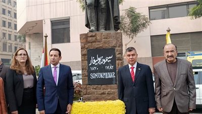 سفير فنزويلا يضع إكليلا من الزهور أمام سيمون بوليفار