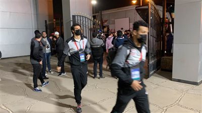 بالصور.. وصول لاعبي الزمالك وبيراميدز إلى ملعب المباراة