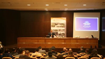 وزير السياحة والآثار يجتمع مع المسؤولين لمناقشة خطة سير موكب المومياوات