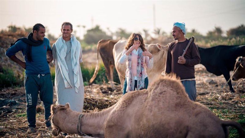 سارة عيد مع المزارعين