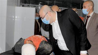 محافظ بني سويف يزور مصابي حادث الصحراوي الغربي