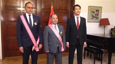 رئيس كوريا الجنوبية يمنح وزير المالية وسام «الاستحقاق» من الطبقة الأولى..صور