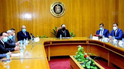 وزيرة الصناعة: تنظيم المعرض الأول لتكنولوجيا تحويل وإحلال السيارات للعمل بالغاز الطبيعي يناير المقبل