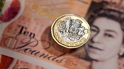 هبوط الجنيه الإسترليني متأثرا بتعليق الدول الرحلات مع بريطانيا