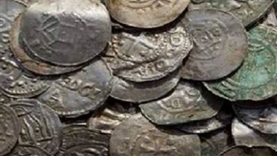 جمارك الطرود البريدية بالقاهرة تحبط محاولة تهريب عملات وقطع أثرية