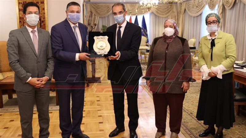 وزير الاتصالات مع