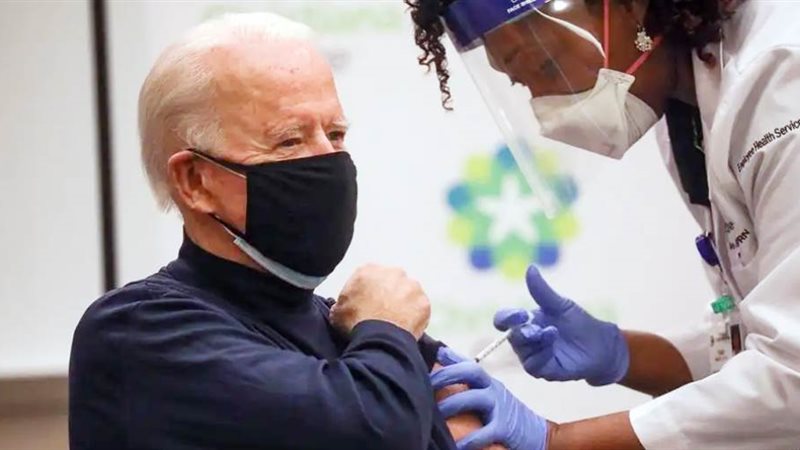 بايدن يتلقي لقاح