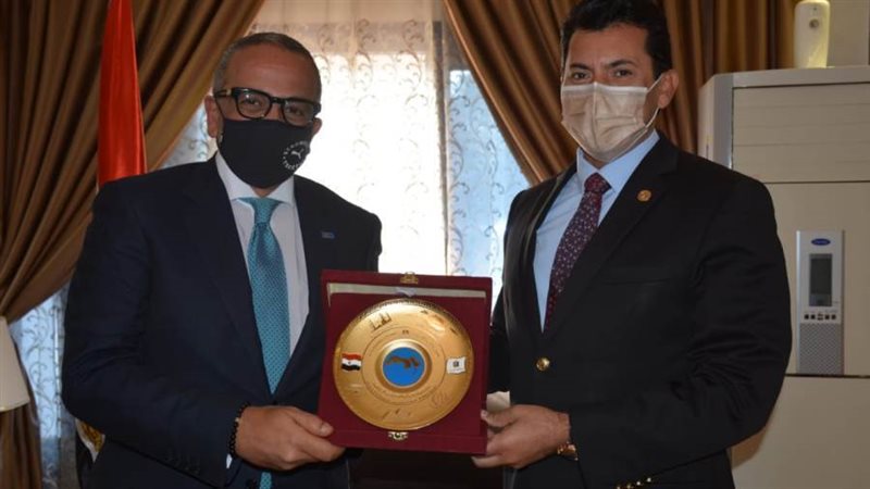 صبحى يكرم اللجنة