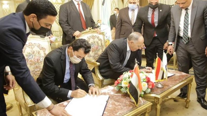 وزير الشباب يوقع