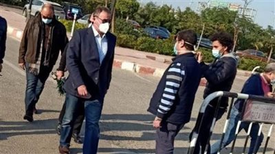 على رأسهم الخطيب.. توافد نجوم الكرة لصلاة الجنازة على رئيس الزمالك