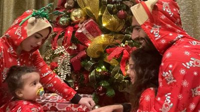 محمد صلاح يحتفل بأعياد الكريسماس مع أسرته في المنزل (صور)
