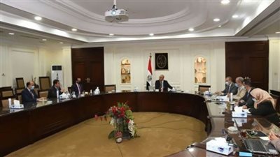 وزير الإسكان يتابع الموقف التنفيذي لمشروع تطوير منطقة 