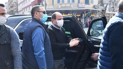 الرئيس السيسي يستجيب للمواطنين ويتوقف لتحيتهم بمصر الجديدة (فيديو)
