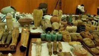 سلطات مطار القاهرة تحبط محاولة تهريب 85 عملة أثرية و3 