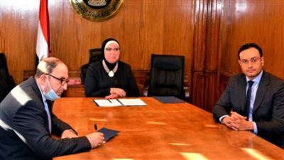  وزيرة الصناعة تبحث مع 